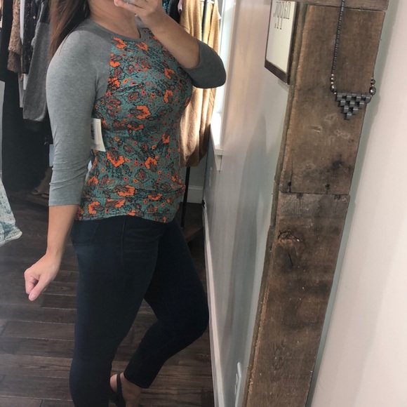 LulaRoe NWT xsmall adorable floral randy top - Picture 3 of 7